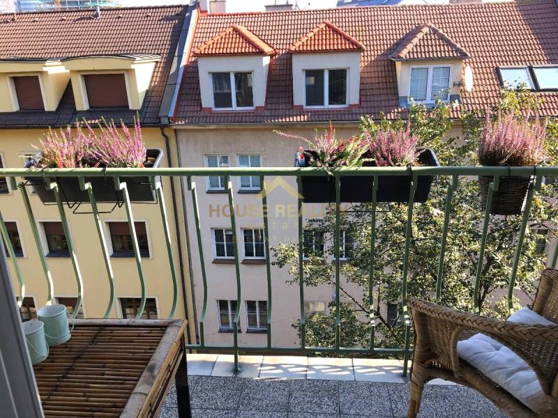 Pekný 2 izbový byt s balkónom, Jakubovo nám. Bratislava I. Staré Mesto